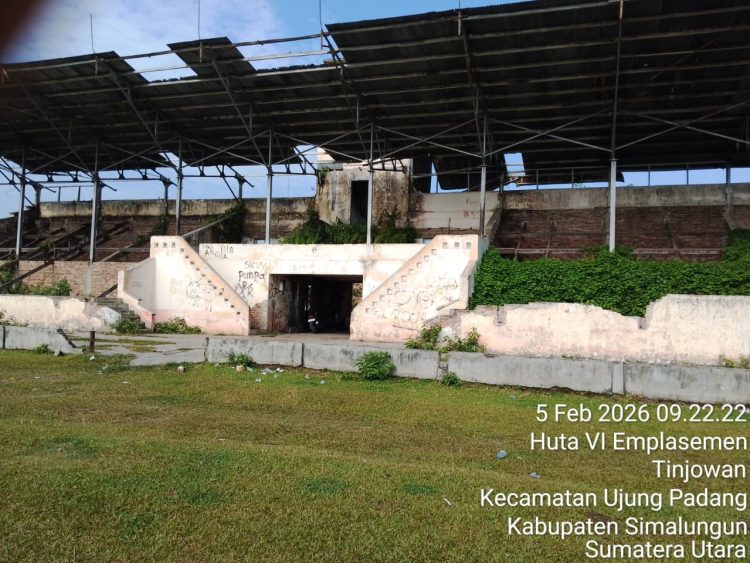 Terpantau Kamis (05/02/2026) lapangan yang dahulunya sangat dibanggakan saat ini kondisinya cukup menyeramkan.