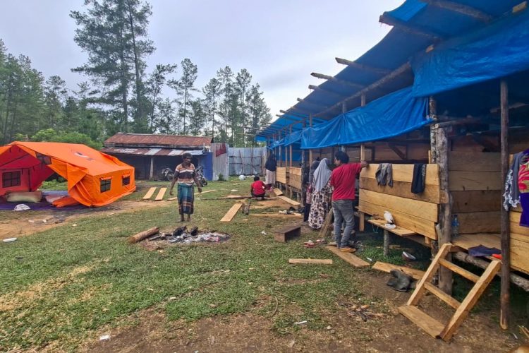 Hingga saat ini para pengungsi korban bencana masih berada di tenda yang dinilai belum layak huni, apalagi jelang puasa dinilai tidak manusiawi.