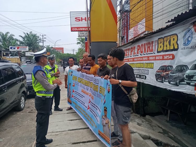 Personel Satlantas Polres Labuhanbatu melaksanakan Operasi Keselamatan di Loket Travel PT Povri, Jalan Jenderal Ahmad Yani, Rantauprapat, pada Minggu, 08 Februari 2026.