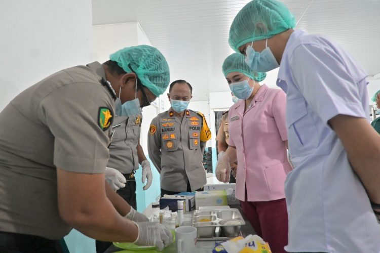 Sebelum makanan bergizi disalurkan kepada para siswa, Kapolres diwakili Wakapolres Labuhanbatu Selatan KOMPOL Guntur Pryantoko, S.H., M.H., bersama Ketua Bhayangkari Cabang Labuhanbatu Selatan Ny Olivia Aditya Sembiring, melakukan pengecekan makanan.