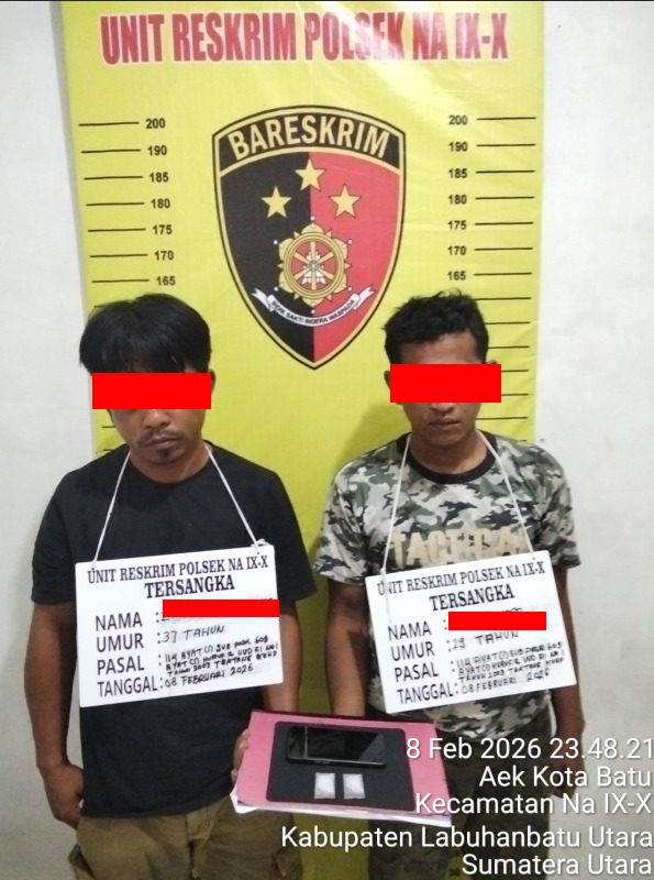 Kedua tersangka saat diamankan Polsek Na IX-X beserta barang bukti
