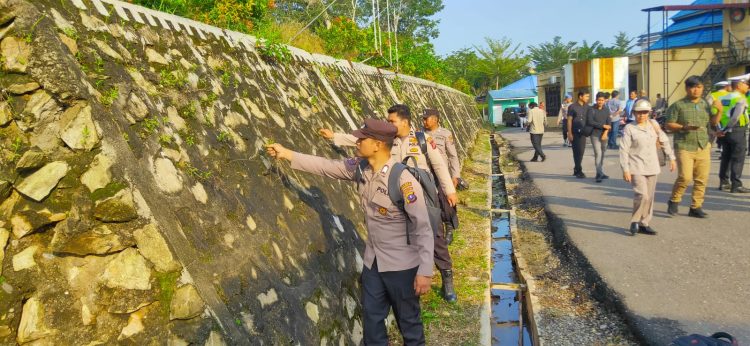 Sejumlah personil Polres Labusel terlihat sedang melaksanakan Curve bersama seperti penataan, kebersihan, dan kedisiplinan personel di lingkungan Mapolres dan jajaran.