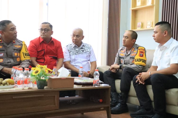 Saat momen Kapolres Labuhanbatu AKBP Wahyu Endrajaya, S.I.K., M.Si., melaksanakan kunjungan kerja ke Kantor DPRD dan Kantor Bupati Kabupaten Labuhanbatu Utara, Rabu (11/2/2026)