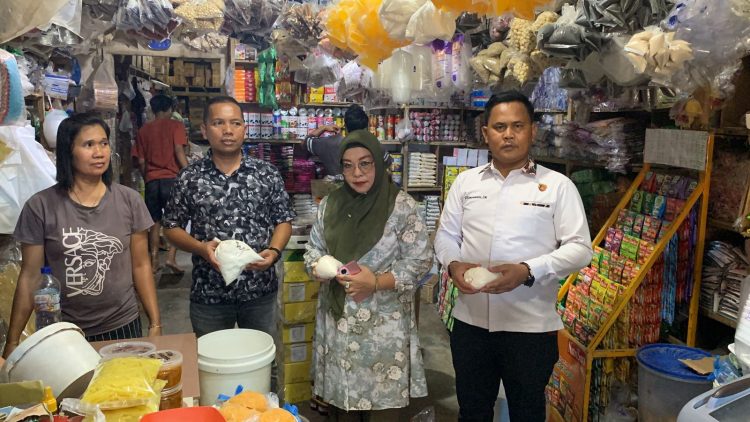 Kasat Reskrim Polres Labuhanbatu Selatan (kanan) saat melakukan sidak pasar bersama  Dinas Perindustrian dan Perdagangan Kabupaten Labuhanbatu Selatan di Pasar Tradisional Kotapinang, Kamis (12/2/2026).