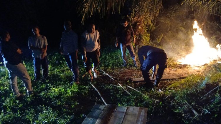 Polsek Bilah Hulu Polres Labuhanbatu langsung grebek sarang narkoba di Dusun Mual Mas, Desa Kampung Dalam, Kecamatan Bilah Hulu, Kabupaten Labuhanbatu, Minggu (15/2/2026) malam.