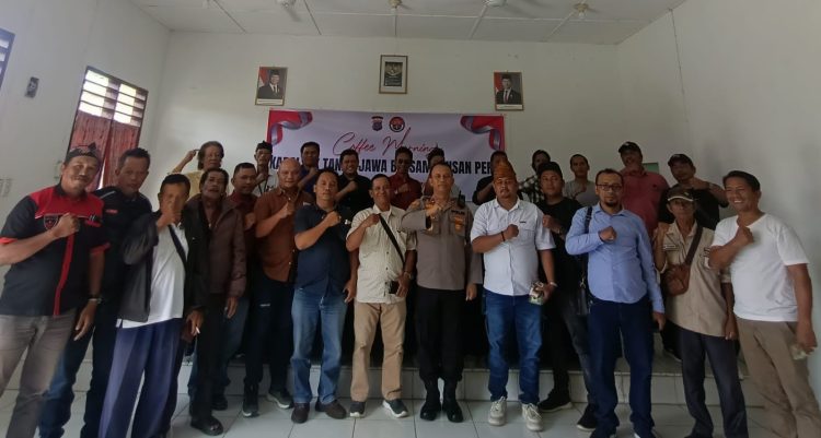 Foto bersama Kapolsek Tanah Jawa, Kompol Banuara Manurung beserta sejumlah insan Pers, Kamis (19/02/2026).