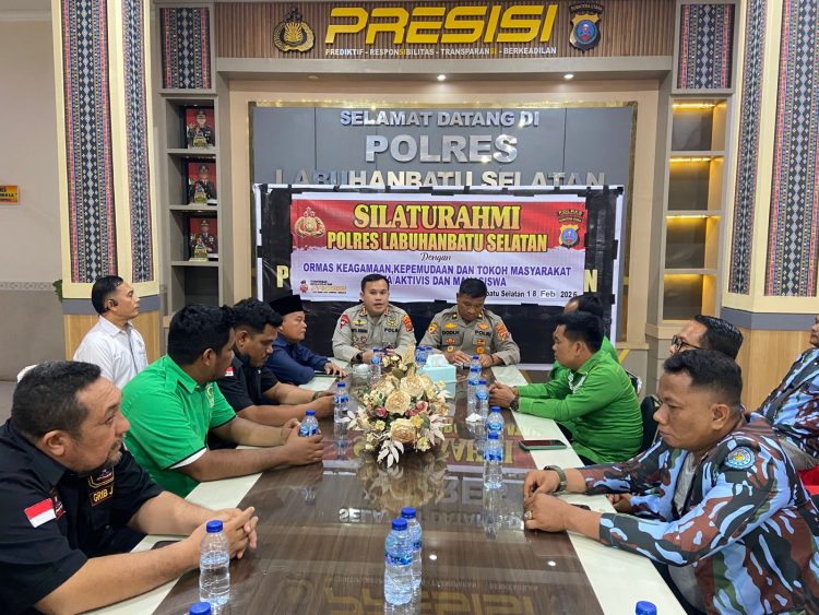 Kapolres Labuhanbatu Selatan AKBP Aditya S.P. Sembiring M, S.I.K.,saat menerima kunjung pengurus MUI dan sejumlah organisasi lainnya di Kabupaten Labusel.