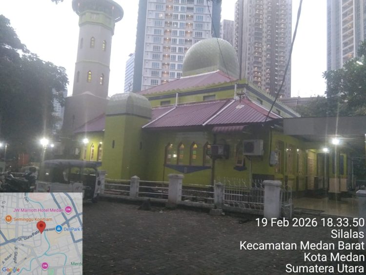 Masjid Jami’ yang juga dikenal sebagai Masjid Merah di JLN Sei Deli, Sungai Deli, Kota Medan