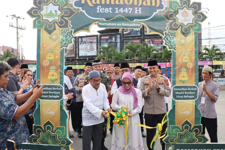 Kapolres Labuhanbatu AKBP Wahyu Endrajaya, S.I.K., M.Si. saat  menghadiri kegiatan Peresmian Ramadhan Fest 1447 H yang digelar di Masjid Agung Rantauprapat, Kamis (19/02/2026).