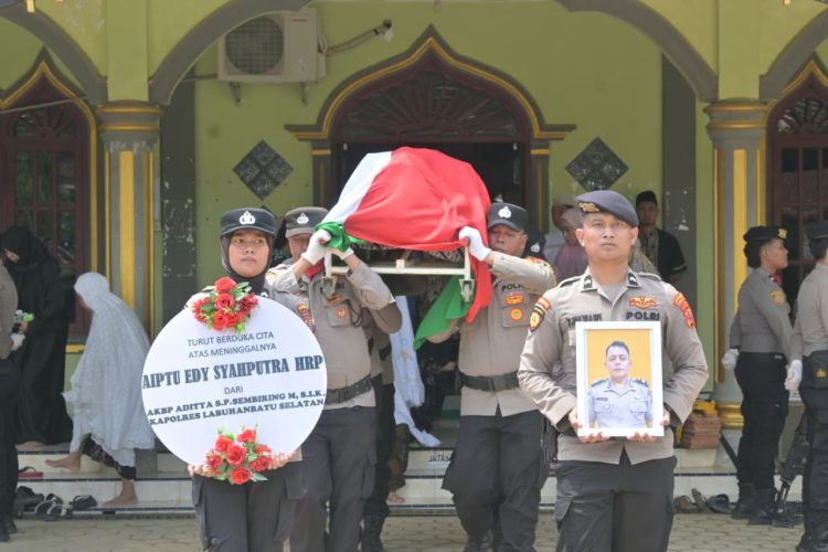 Upacara pemakaman Almarhum AIPTU Edy Syahputra Harahap, di TPU Muslim Gundaling, Desa Beringin Jaya, Kecamatan Torgamba, Kabupaten Labuhanbatu Selatan, Sabtu (21/2/2026).