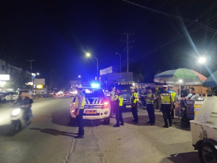 Situasi Patroli Gabungan 3 (tiga) Pilar bersama TNI dan Satpol PP, yang difokuskan pada sejumlah titik rawan, termasuk tempat hiburan malam, lokasi rawan balap liar, serta area yang berpotensi terjadi praktik pungutan liar (21/2/2026).