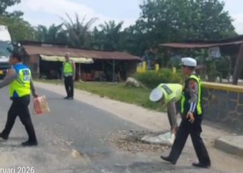 Satlantas Polres Labusel Tambal Jalan Berlubang Cegah Lakalantas di Jembatan Titi Kembar Bedagai 