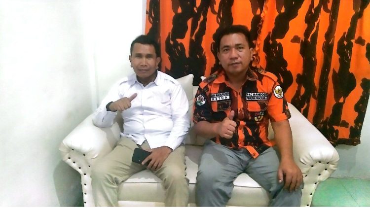 Momen foto bersama Ketua MPC Pemuda Pancasila Kabupaten Asahan, DR. Donald Panjaitan, bersama Ketua PAC Pemuda Pancasila Bandar Pasir Mandoge pada Selasa (24/02/2026).