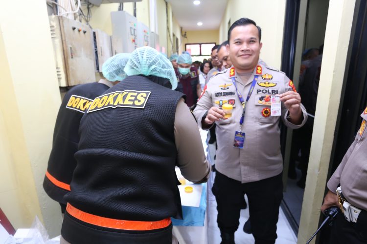 Kapolres Labuhanbatu Selatan AKBP ADITYA S.P. SEMBIRING M, S.I.K.,saat melakukan tes urine