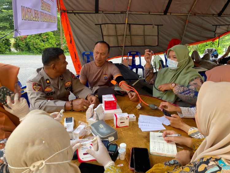 Salah satu personil Polres Labusel saat melakukan pemeriksaan kesehatan pada Kamis (26/2/2026) di halaman depan Mapolres Labuhanbatu Selatan.