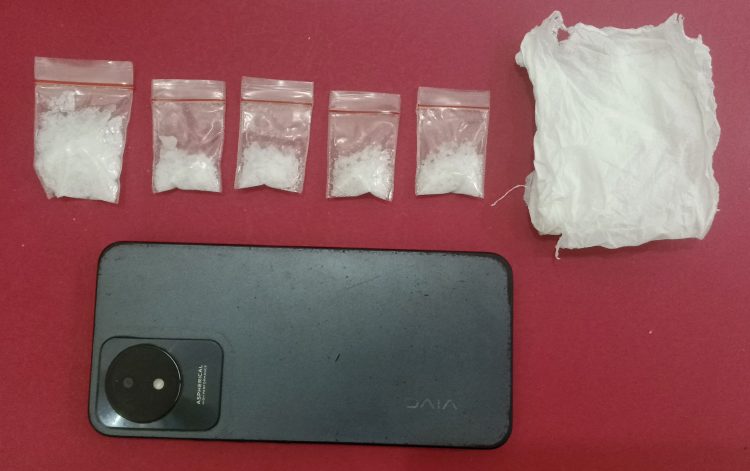 Sejumlah barang bukti berupa Sabu 9,25 gram beserta sebuah Handphone saat diamankan Satresnarkoba Polres Labusel.