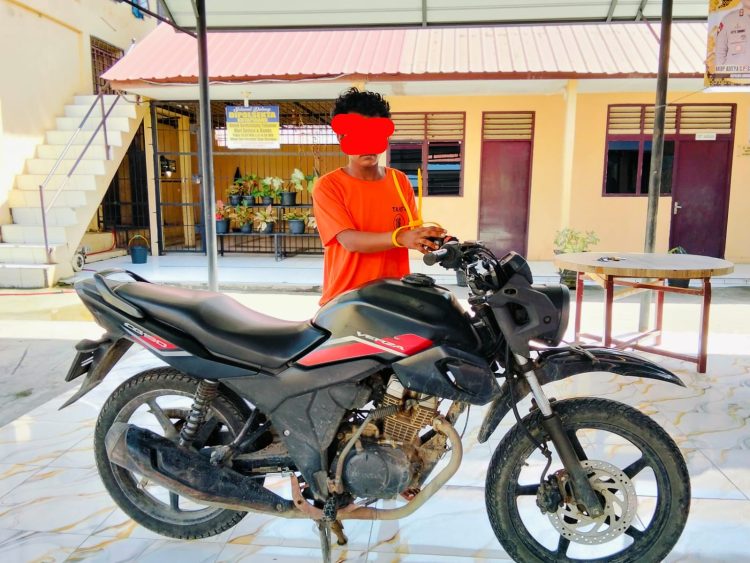 FNT terduga pelaku Curanmor saat diamankan bersama barang bukti sebuah Honda Verza CB 150 warna hitam BK 2714 YBS.