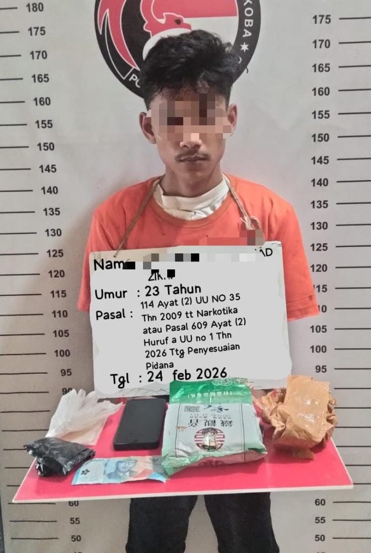 Seorang kurir sabu inisial MMZ (23), warga Kabupaten Dharmasraya, Sumatera Barat, saat diamankan Polres Labuhanbatu beserta 1 KG Sabu.
