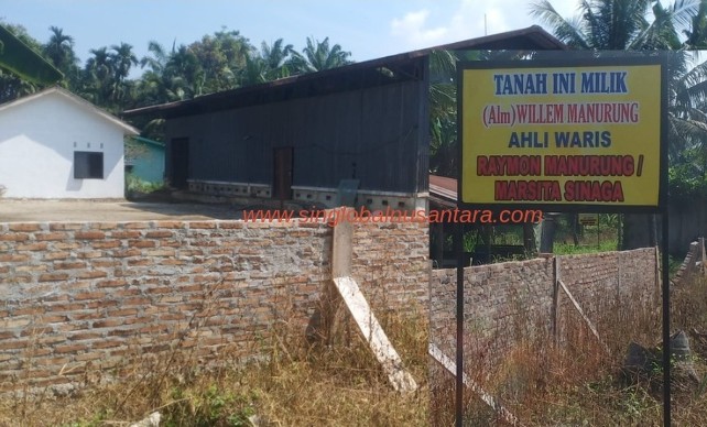 Lahan dan bangunan eks KUD Rajamaligas ll yang diduga dikuasai MS Mantan Camat Huta Bayu Raja dengan cara memasang tembok dan papan plank hak milik.
