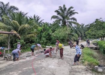 Gotroy Masyarakat Buntur Sambut Bulan Suci Ramadhan 1447 H, Bang RN Beri Stimulus 240 Zak Semen Pacu Semangat Warga