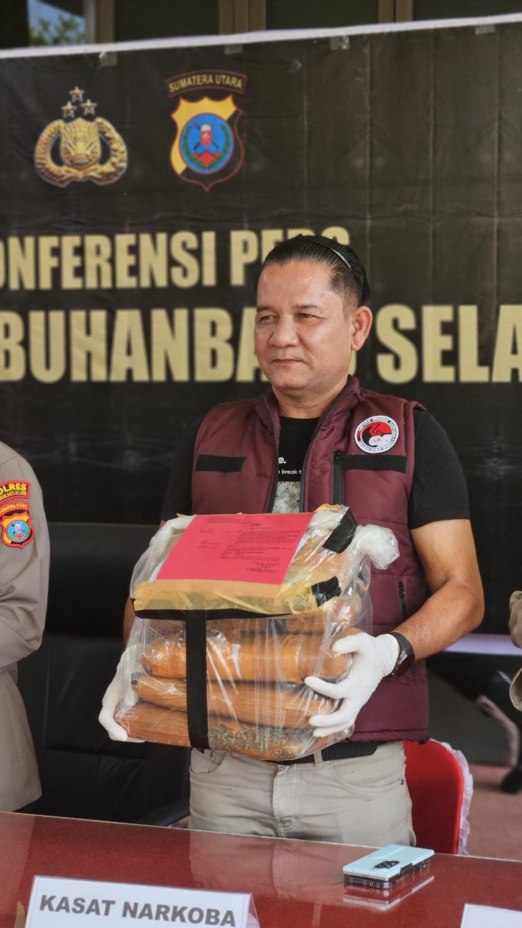 Kasat Reserse Narkoba Polres Labuhanbatu Selatan, AKP M.Lumban Gaol SH,saat konferensi pers terkait penangkapan narkoba di wilayah hukumnya.