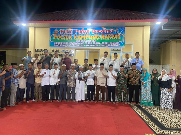Foto bersama disela sela momen buka puasa bersama yang digelar di halaman Polsek Kampung Rakyat, Kecamatan Kampung Rakyat, Kabupaten Labuhanbatu Selatan, Rabu (4/3/2026).
