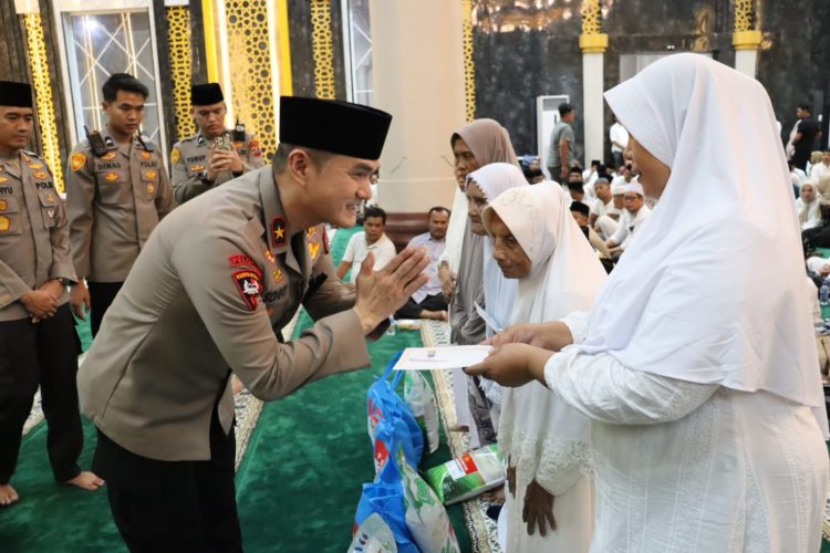 Wakapoldasu Brigjen Pol Sonni Irawan bersalaman dengan ummat saat melakukan Safari Ramadhan di dimesjid Raya al- ikhlas di