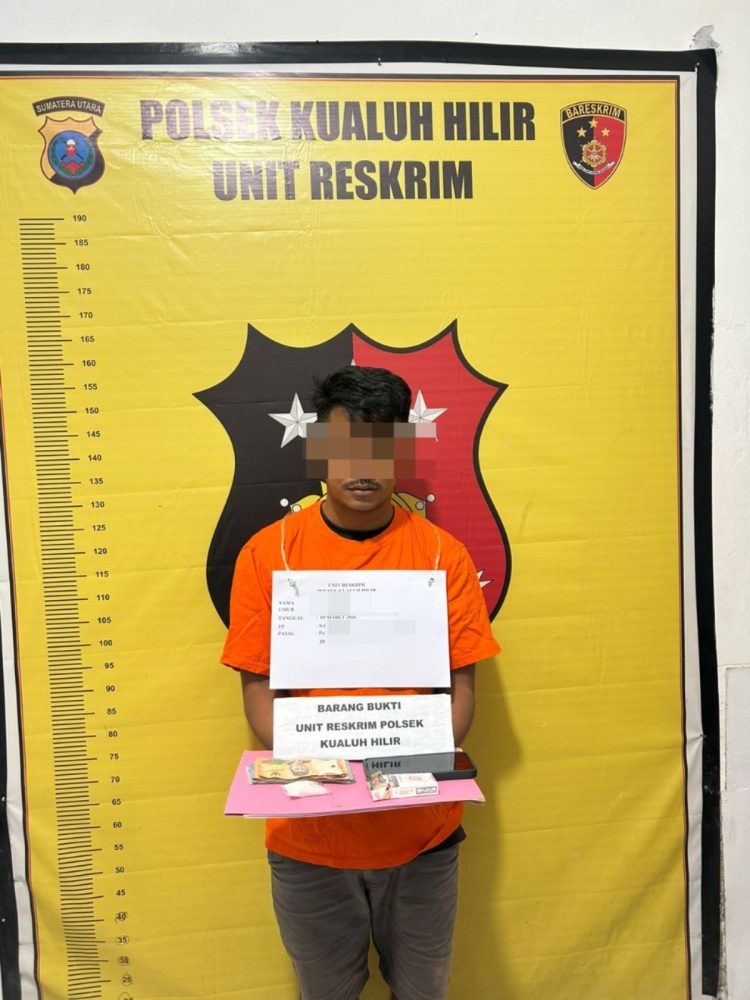 Terduga pemilik sabu inisial AI saat di amankan Polsek Kualuh Hilir dari Jalan Ladang Dusun Simandulang, Desa Simandulang, Kecamatan Kualuh Ledong, Kabupaten Labuhanbatu Utara, (9/3/2026).