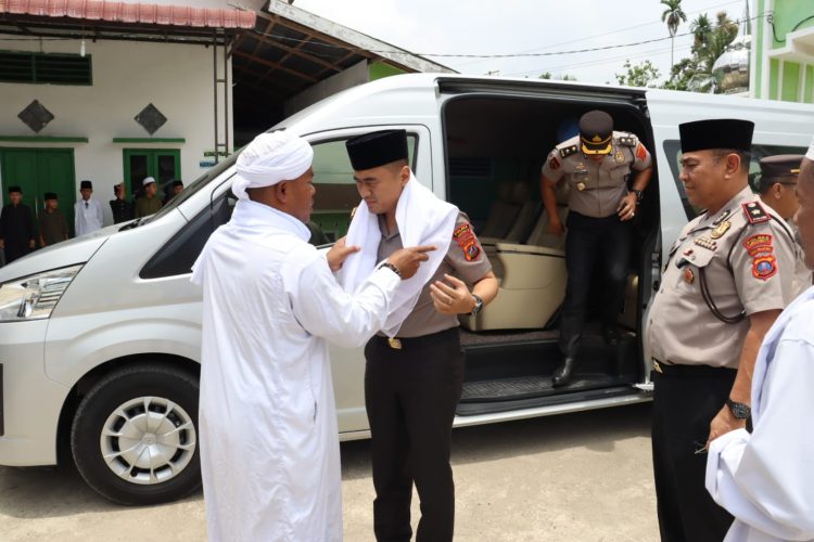 Kehadiran Kapolres Labuhanbatu langsung disambut hangat Tuan Guru Sijorang Mustajib Harahap.