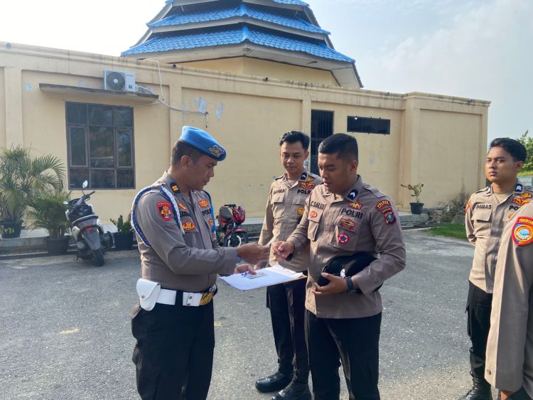 Kasi Propam AKP D Tarigan saat melakukan Ops Gaktibplin terhadap personel di lingkungan Polres Labuhanbatu Selatan, Selasa (10/3/2026) pagi.