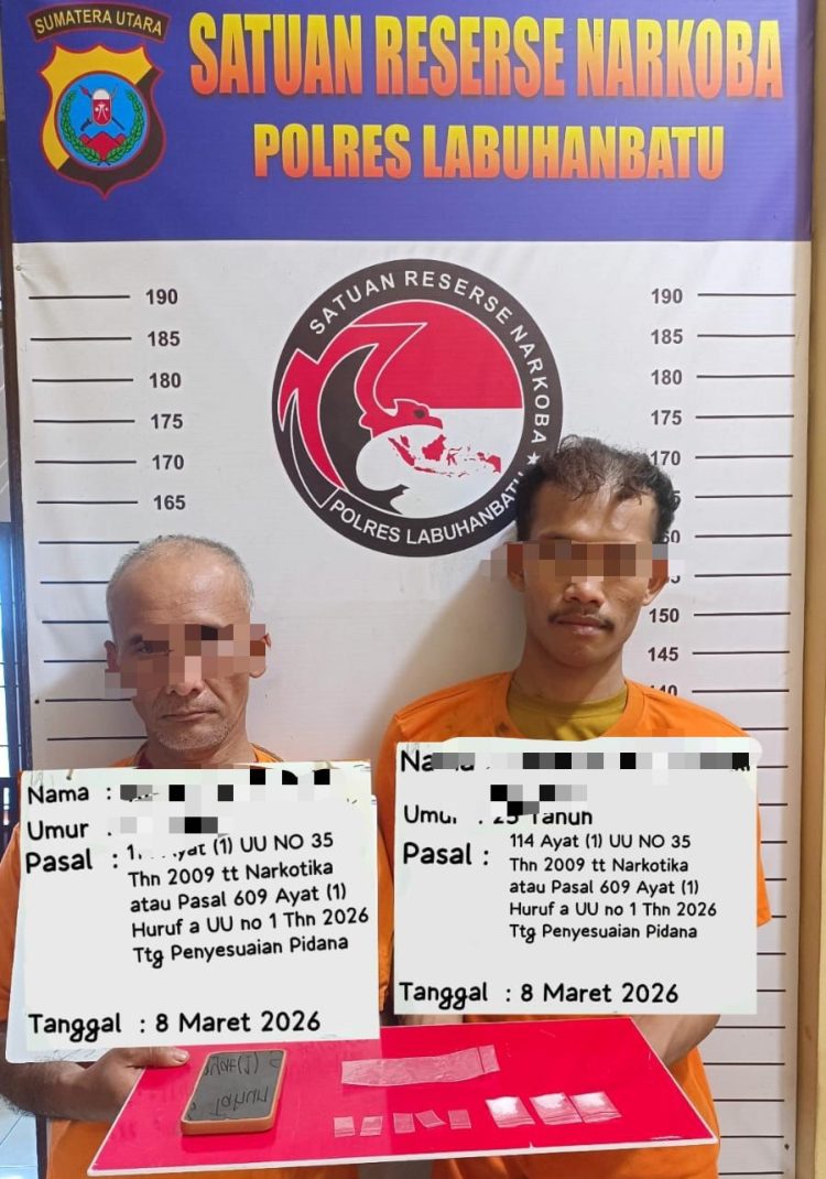 Kedua tersangka inisial R dan MHZ saat diamankan Sat Narkoba Polres Labuhanbatu.
