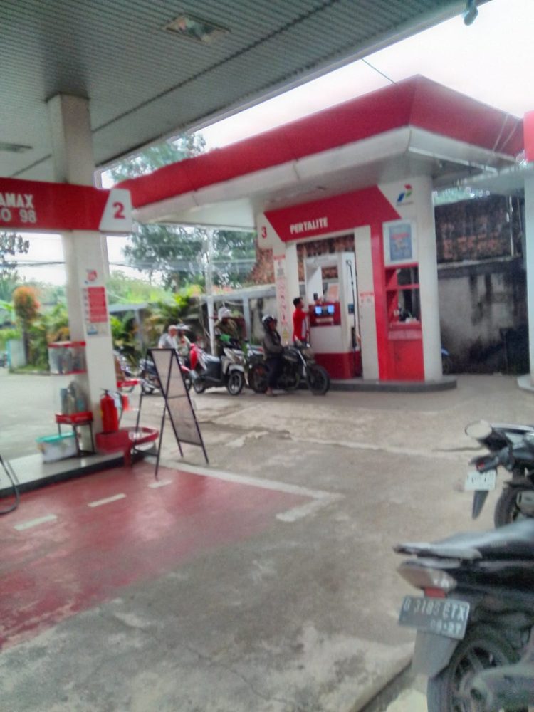 Terpantau melalui Zoom Kamera, dugaan penimbunan BBM dengan modus motor bolak balik.