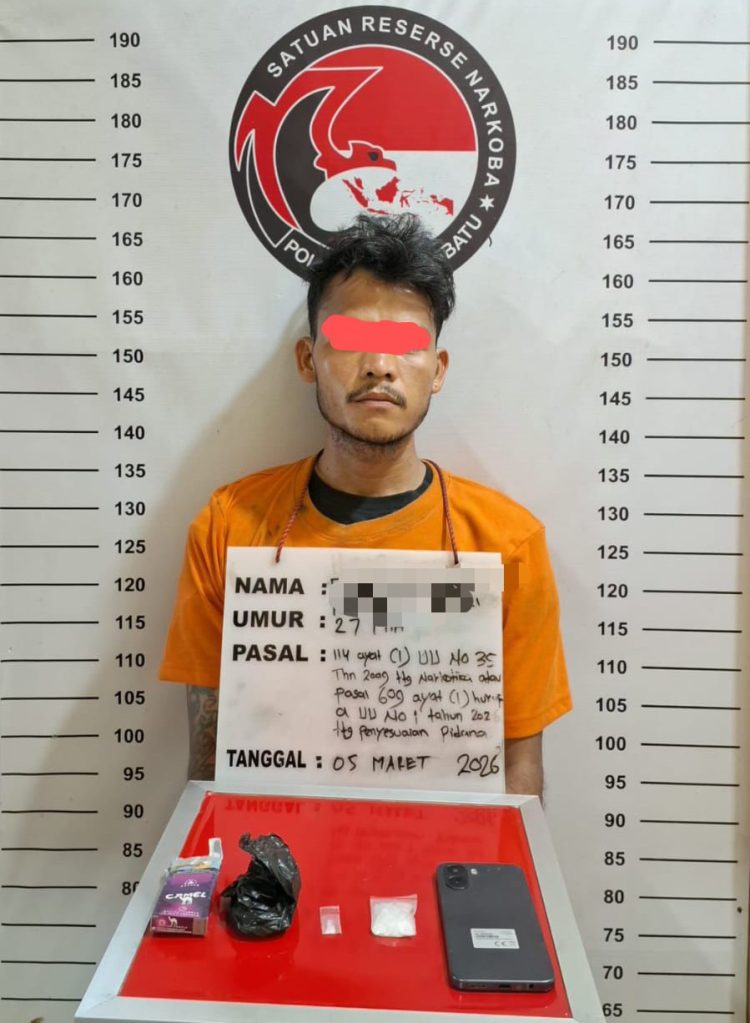 Terduga pemilik sabu berinisial FRP (27), warga Kecamatan Rantau Utara,saat diamankan polres Labuhanbatu.