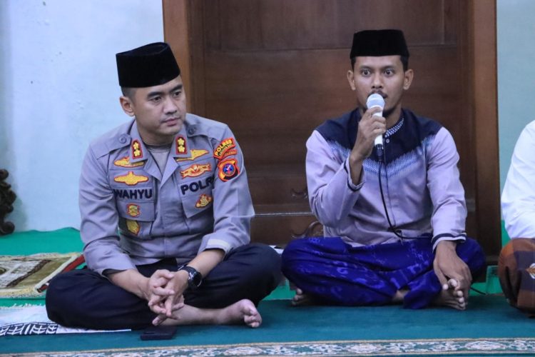Kapolres Labuhanbatu AKBP Wahyu Endrajaya, S.I.K., M.Si. saat bersilaturahmi di Masjid Al-Musyahadah, Lingkungan Padat Karya Aek Tapa, Kelurahan Bakaran Batu, Kabupaten Labuhanbatu, Selasa (10/03/2026).
