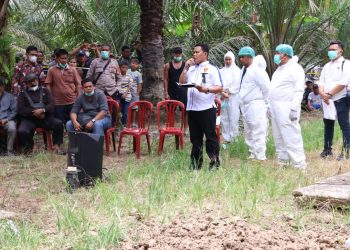 Disebut Meninggal Karena Sakit Kepala Ternyata Diduga Korban Pembunuhan, Polisi Bongkar Makam IRT Muda di Labusel