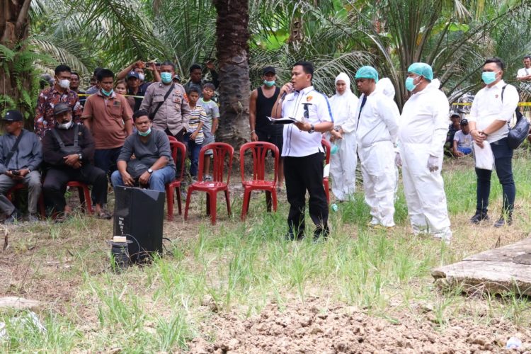 Petugas lakukan ekshumasi atau pembongkaran makam terhadap jenazah korban pada Sabtu, 14 Maret 2026 sekitar pukul 11.00 WIB di pemakaman keluarga di Dusun Tangkahan Bosi, Desa Kuala Bangka, Kecamatan Kualuh Hilir, Kabupaten Labuhanbatu Utara.