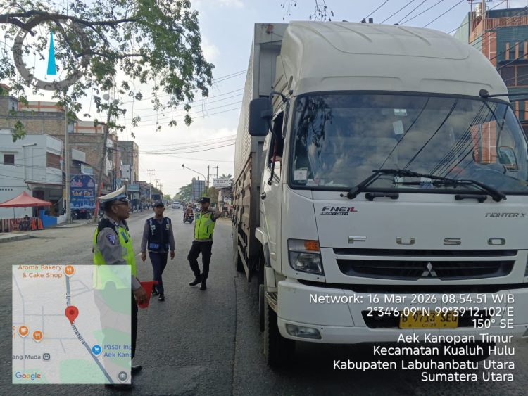 Terlihat, personel Pos Pengamanan (Pospam) 2 Aek Kanopan Polres Labuhanbatu melaksanakan sosialisasi dan imbauan kepada pengemudi kendaraan angkutan barang sumbu tiga ke atas di wilayah Aek Kanopan, Kabupaten Labuhanbatu Utara Senin (16/3/2026).