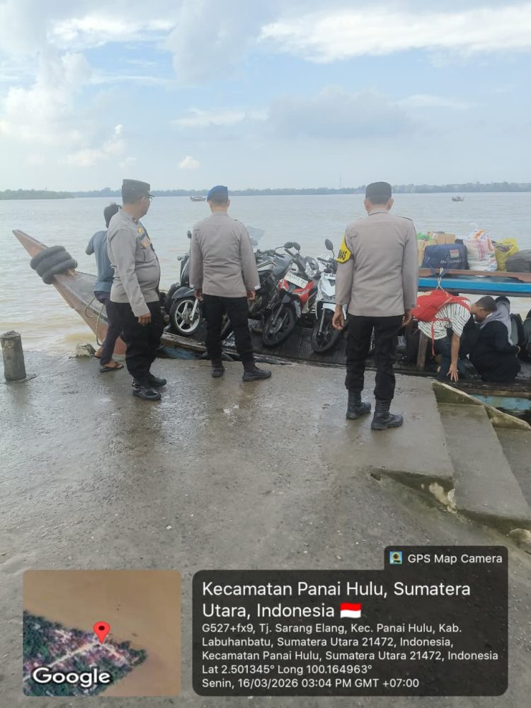 Beberapa petugas Pos Terpadu 2 Tanjung Sarang Elang Polres Labuhanbatu sedang lakukan pemantauan keberangkatan dan kedatangan kapal penyeberangan rute Tanjung Sarang Elang – Labuhan Bilik di Pelabuhan Tanjung Sarang Elang, Selasa (17/3/2026).