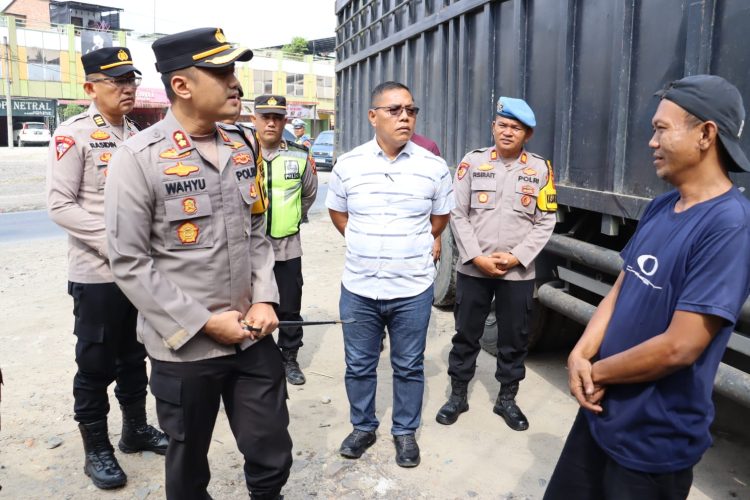 Kapolres Labuhanbatu AKBP Wahyu Endrajaya, S.I.K., M.Si. sedang melaksanakan pengecekan Pos Pengamanan, Pos Terpadu, dan Pos Pelayanan dalam rangka Operasi Ketupat Toba 2026, Rabu (18/3/2026).
