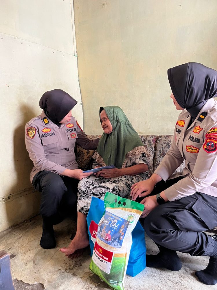 Pakoor Polwan AKP Ainun Mardiah, S.H., langsung menyambangi dan memberikan bantuan kepada masyarakat kurang mampu (kaum duafa) di sekitar lingkungan Polres Labuhanbatu, Rabu (18/3/2026).