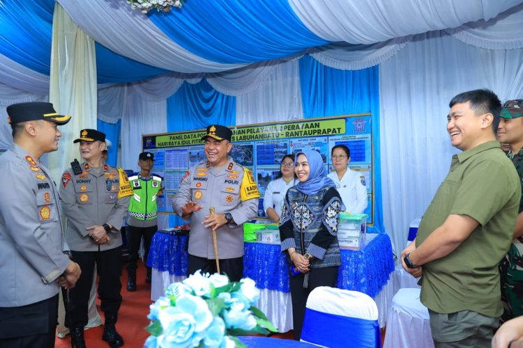 Kapolda Sumatera Utara Irjen Pol Whisnu Hermawan Februanto, S.I.K., M.H.(tengah ) didampingi istri saat berada di wilayah hukum Polres Labuhanbatu