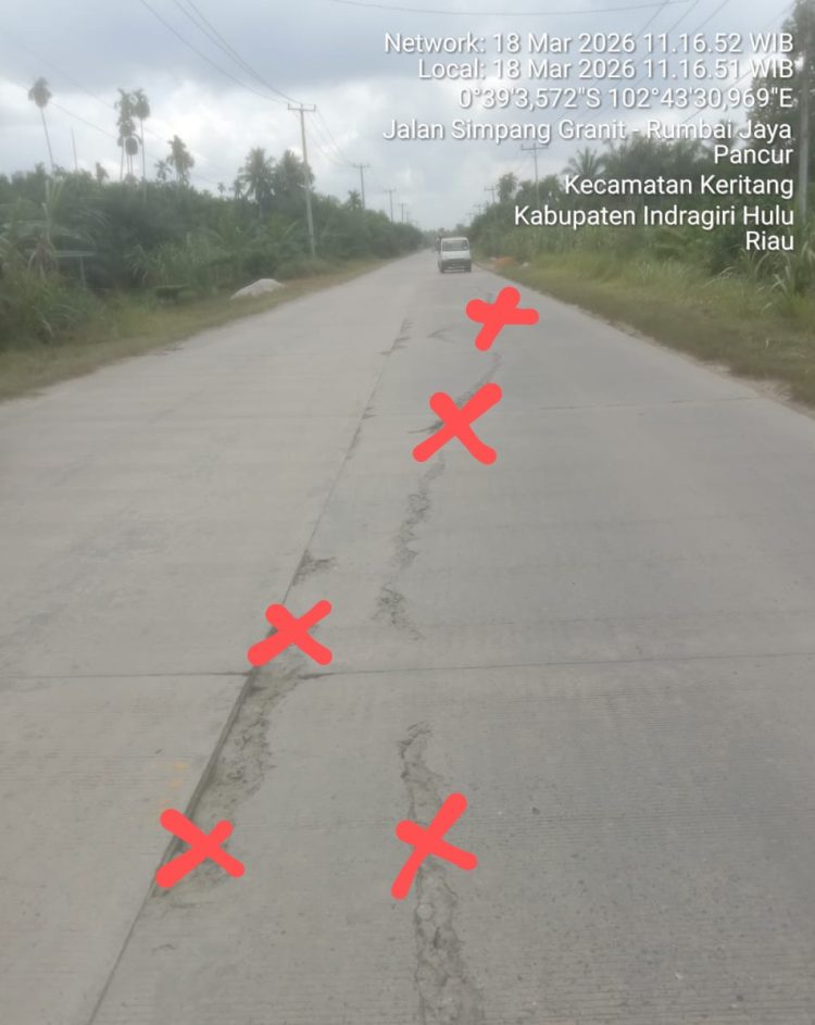Salah satu titik lokasi proyek preservasi jalan nasional wilayah II Riau di ruas Sei Akar–Bagan Jaya–Tembilahan kini menuai sorotan tajam akibat sudah rusak.