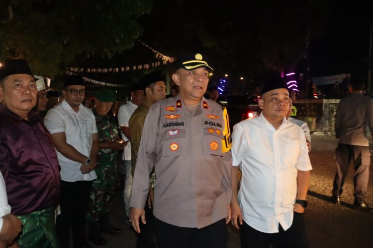 Wakapolres Labuhanbatu KOMPOL H. Matondang, S.H.,saat ikut serta dalam melakukan pengamanan pawai takbiran Idul Fitri 1447