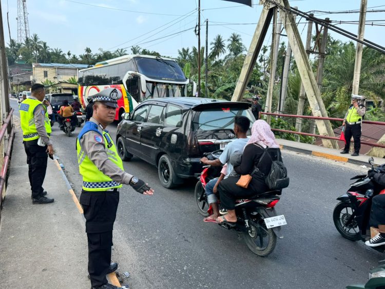Tanpak personil Polres Labuhanbatu melaksanakan pengecekan pengamanan kegiatan HAGAF ke-67 Tahun 2026/1447 H di Kelurahan Gunting Saga, Kecamatan Kualuh Selatan, Kabupaten Labuhanbatu Utara, Minggu (22/3/2026).