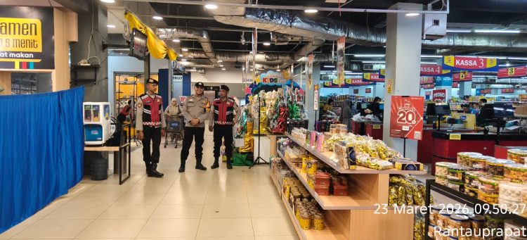 Terpantau, personil Sat Samapta Polres Labuhanbatu melaksanakan patroli R4 di sejumlah titik rawan kriminalitas dan pusat keramaian di seputaran Kota Rantauprapat.