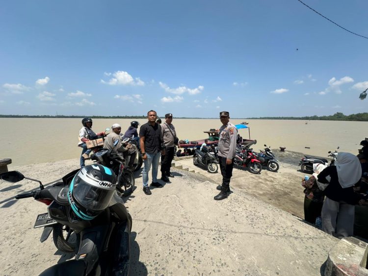 Petugas tengah melaksanakan pengamanan arus balik Idul Fitri 1447 H di Dermaga Labuhan Bilik, Kelurahan Labuhan Bilik, Kecamatan Panai Tengah, Kabupaten Labuhanbatu, Rabu (25/3/2026).