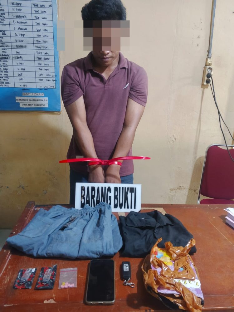 Terduga pemilik Narkotika RFN (25), warga Kecamatan Panai Hulu, Kabupaten Labuhanbatu saat diamankan petugas beserta sejumlah barang bukti di antaranya 2 botol liquid vape diduga narkotika merk Yakuza XL dengan berat 17,4 gram bruto, 6 butir pil ekstasi seberat 2,6 gram bruto, serta barang lainnya.
