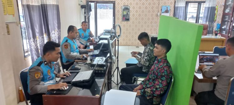 Petugas sedang melaksanakan verifikasi penerimaan calon siswa (casis) Taruna Akpol, Bintara, dan Tamtama Polri Tahun Anggaran 2026 pada Jumat (27/3/2026) di Ruang Bag SDM Polres Labuhanbatu.