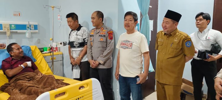Kapolres Labuhanbatu, AKBP Wahyu Endrajaya, S.I.K., M.Si.,(tengah ), didampingi Wakapolres  menjenguk Ketua MUI Labuhanbatu, Drs. H. Ahmad Zaid yang tengah menjalani perawatan di Rumah Sakit Umum Rantauprapat, Senin (30/3/2026).