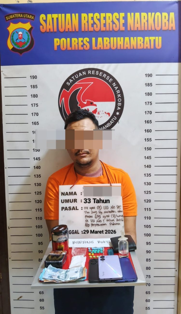 Tersangka pemilik pil ekstasi saat diamankan dari Tempat Hiburan Malam (THM) The Blues karaoke Jl. H. Adam Malik kec. Rantau Utara Kab. Labuhanbatu. (3/4/2026).